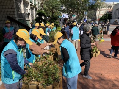 2022年同步贈苗活動，民眾排隊依序領取原生植物